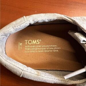 Men’s Tom’s size 11